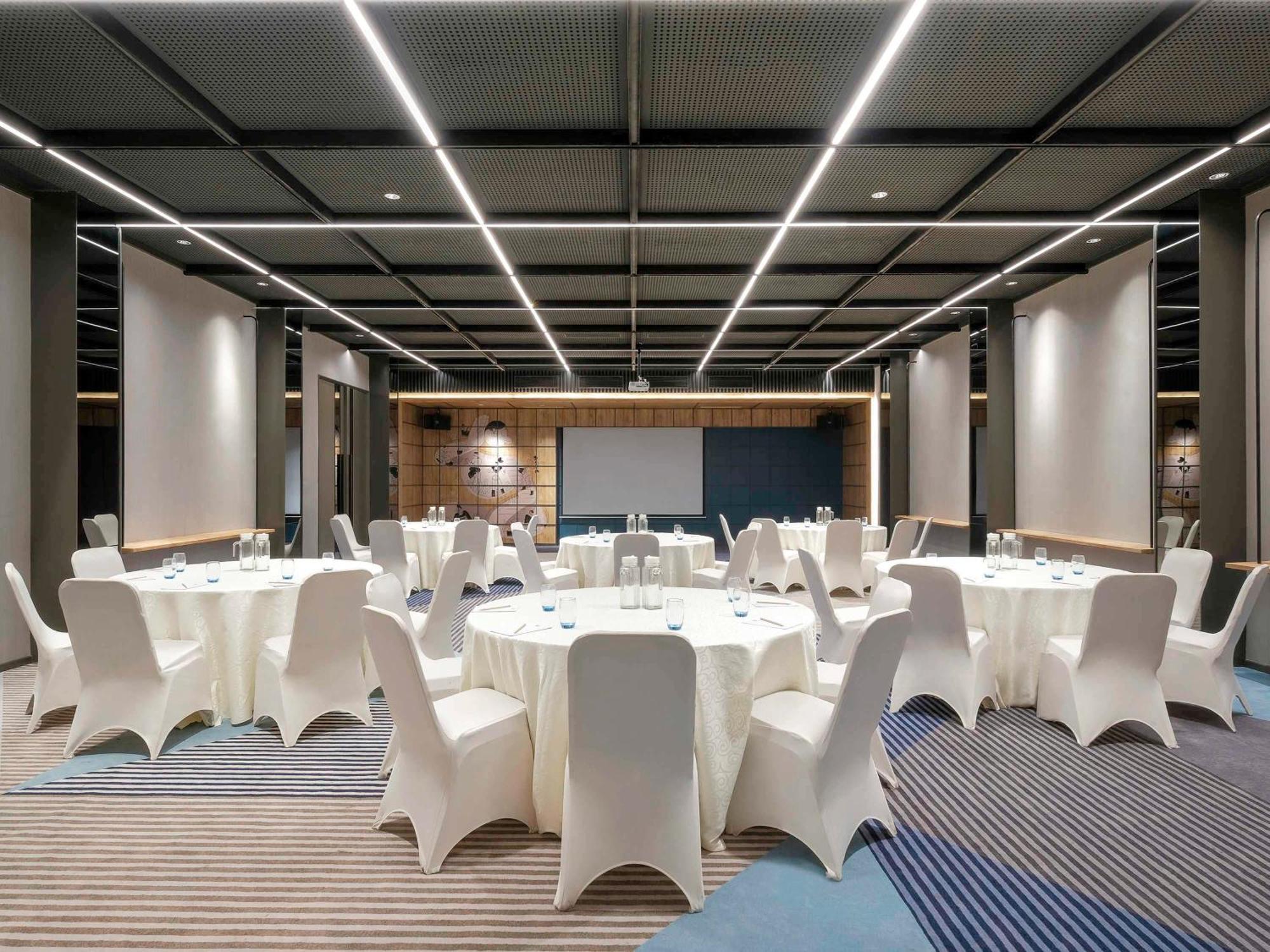 Ibis Surabaya Tidar Hotel Kültér fotó